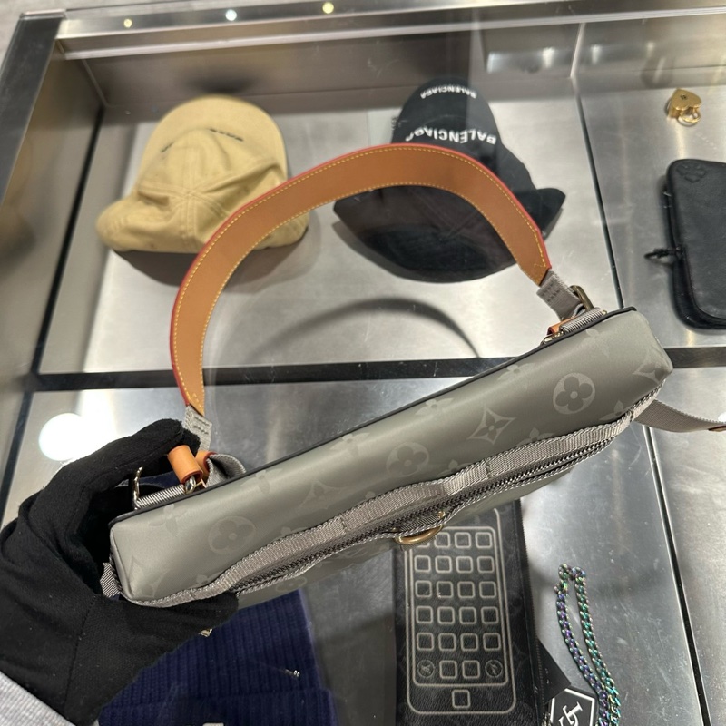 LV秀款🌟Louis Vuitton LV 鈦合金老花郵差包|Classic Trend CT精品|台北東區實體-1