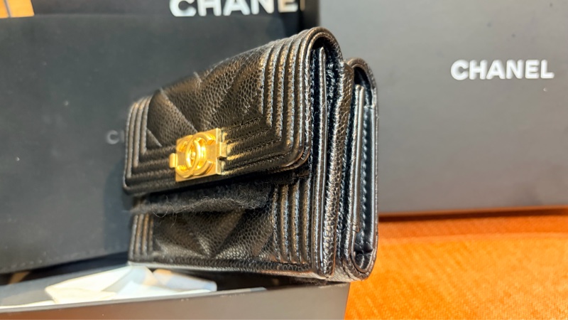 Chanel boy金扣三摺荔枝牛皮短夾，全新未使用💝-1