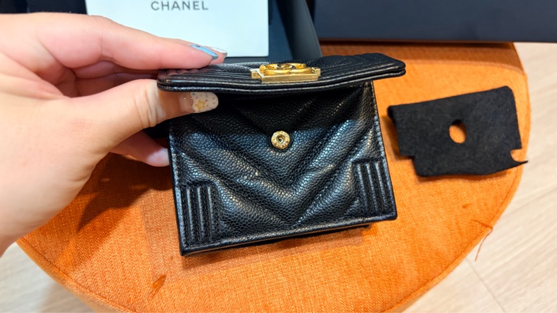 Chanel boy金扣三摺荔枝牛皮短夾，全新未使用💝-6