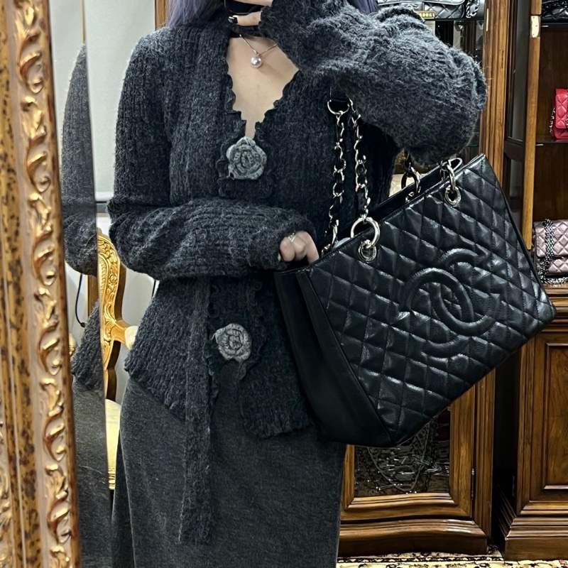 「JL精品代購」香奈兒黑銀荔枝牛皮GST托特包-1