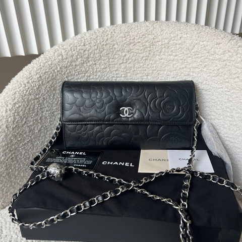 CHANEL香奈兒 山茶花長款錢包 黑色壓紋銀扣 經典山茶花浮雕