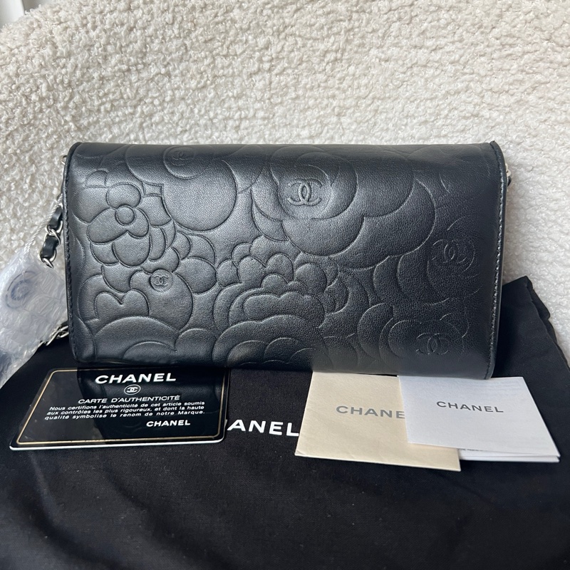 CHANEL香奈兒 山茶花長款錢包 黑色壓紋銀扣 經典山茶花浮雕-1