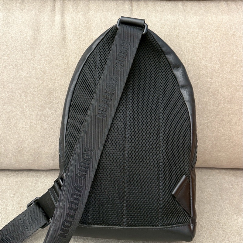 LV黑壓紋單肩包-4