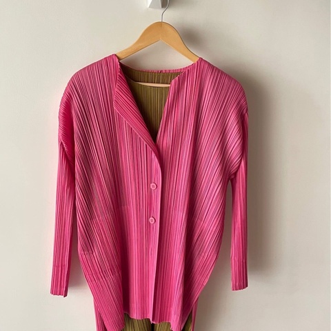 ▪️富貴選物FUGUEI▪️PP  三宅一生 杜鵑粉 開領排扣外套