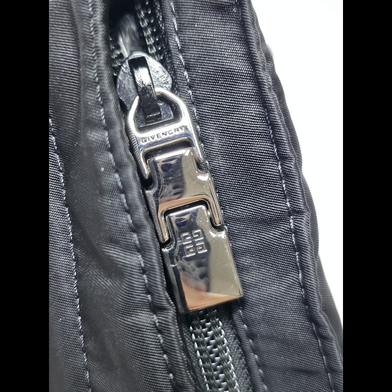 Givenchy 黑色Logo Print 斜背包-14