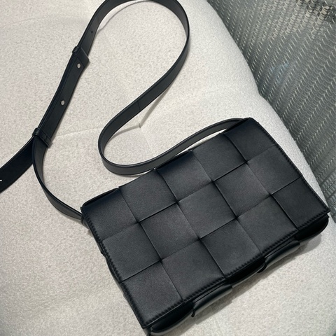 ▪️富貴選物FUGUEI▪️ Bv cassette 黑銀5*3 大編織斜背包