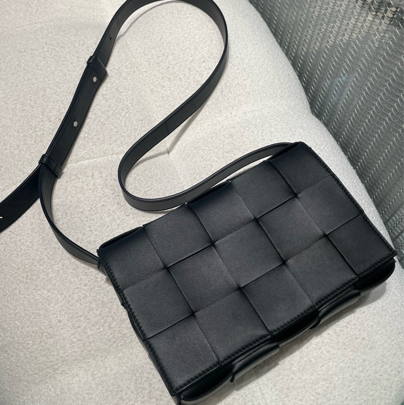 ▪️富貴選物FUGUEI▪️ Bv cassette 黑銀5*3 大編織斜背包-0