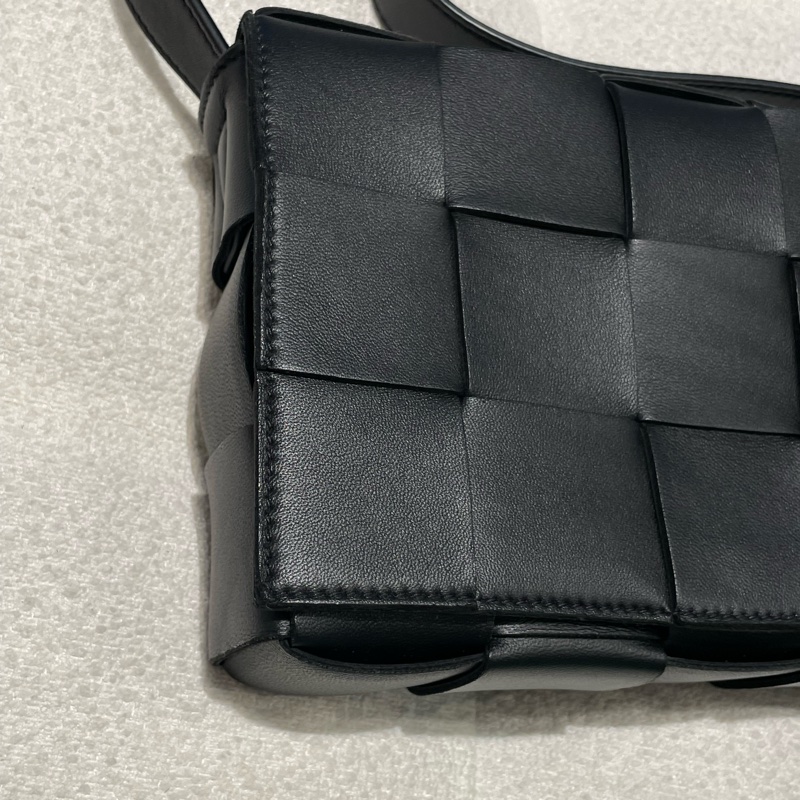 ▪️富貴選物FUGUEI▪️ Bv cassette 黑銀5*3 大編織斜背包-1