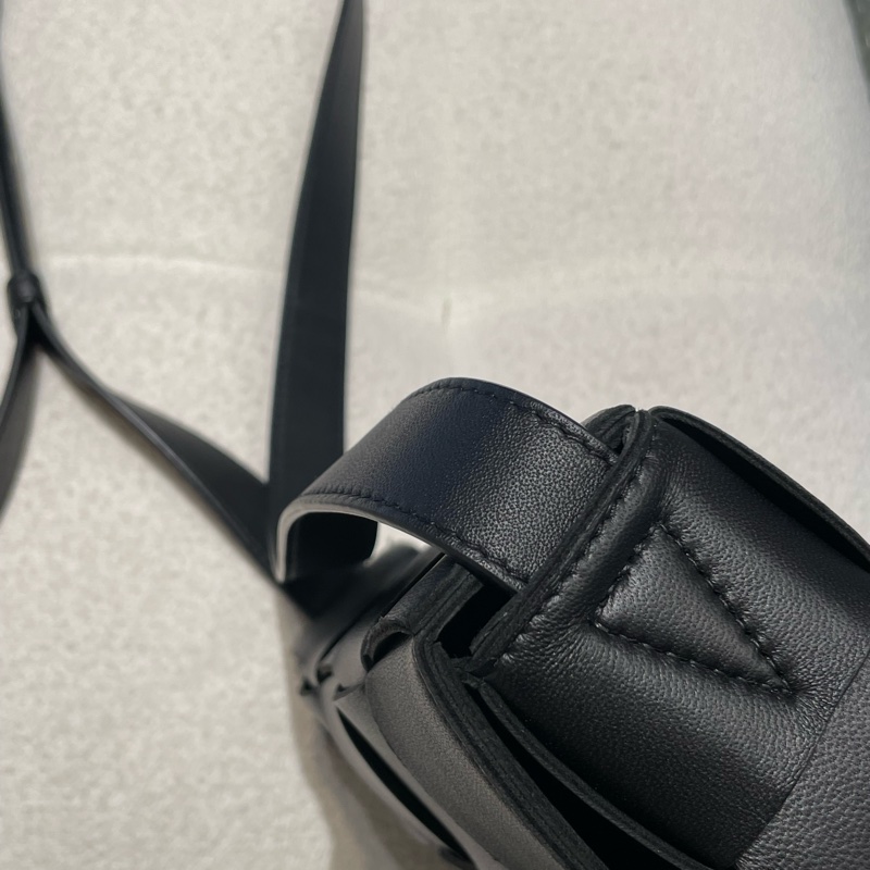 ▪️富貴選物FUGUEI▪️ Bv cassette 黑銀5*3 大編織斜背包-2