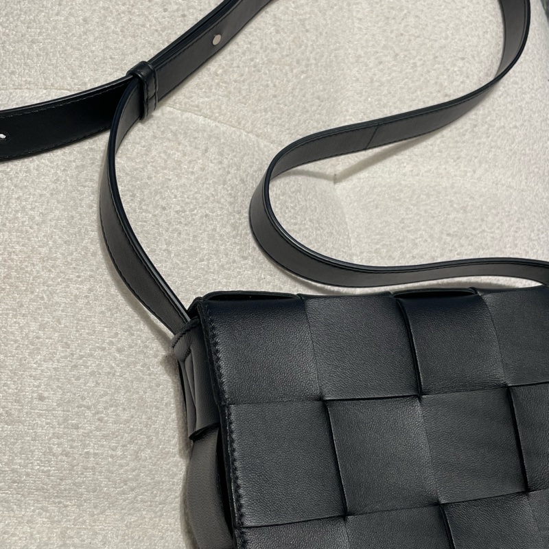 ▪️富貴選物FUGUEI▪️ Bv cassette 黑銀5*3 大編織斜背包-3