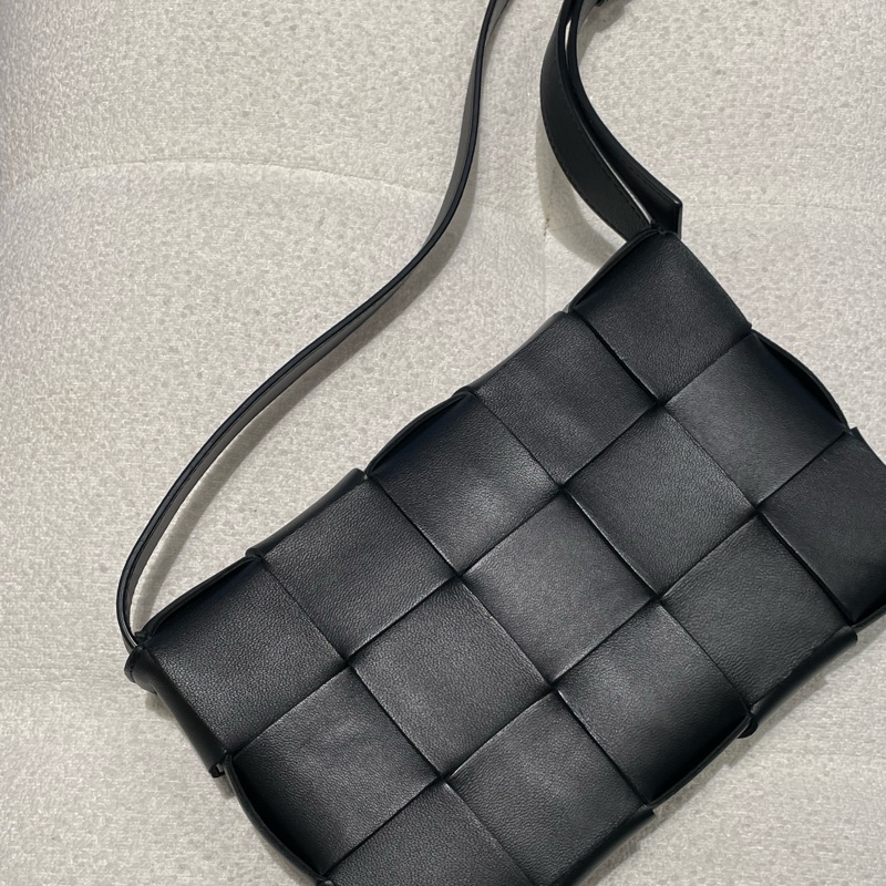 ▪️富貴選物FUGUEI▪️ Bv cassette 黑銀5*3 大編織斜背包-4