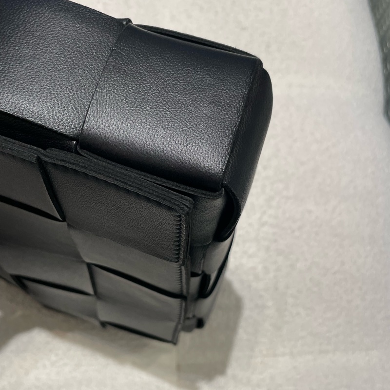 ▪️富貴選物FUGUEI▪️ Bv cassette 黑銀5*3 大編織斜背包-5