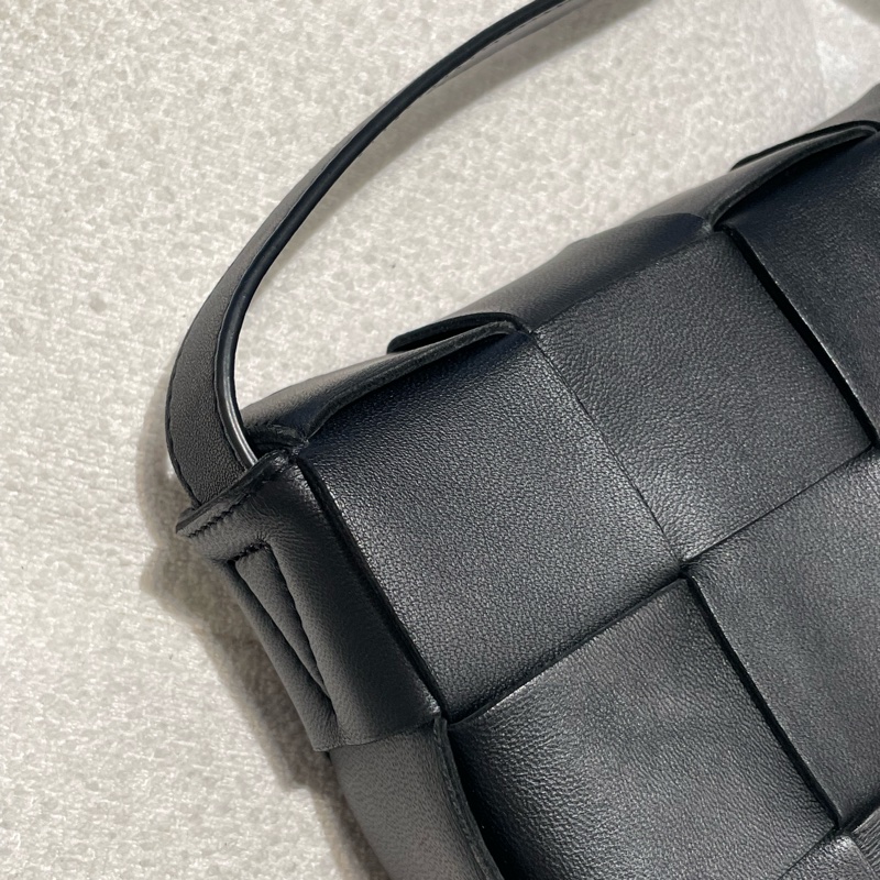 ▪️富貴選物FUGUEI▪️ Bv cassette 黑銀5*3 大編織斜背包-6