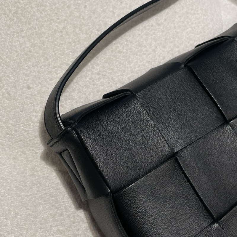 ▪️富貴選物FUGUEI▪️ Bv cassette 黑銀5*3 大編織斜背包-7