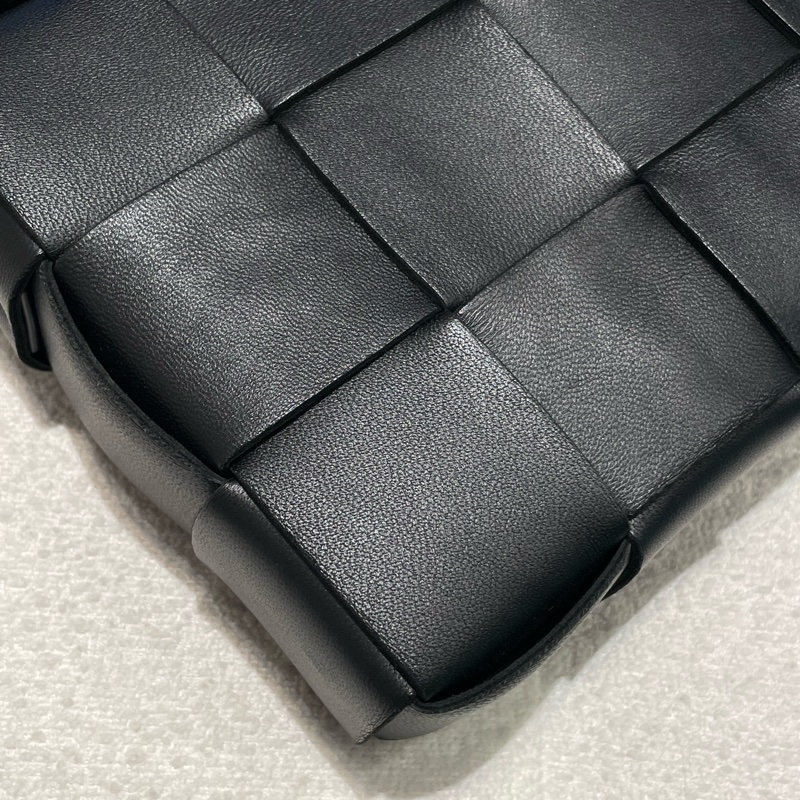 ▪️富貴選物FUGUEI▪️ Bv cassette 黑銀5*3 大編織斜背包-8