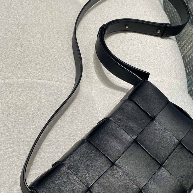 ▪️富貴選物FUGUEI▪️ Bv cassette 黑銀5*3 大編織斜背包-9