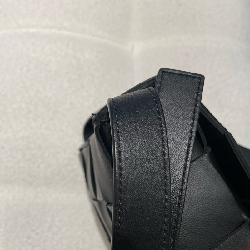 ▪️富貴選物FUGUEI▪️ Bv cassette 黑銀5*3 大編織斜背包-10