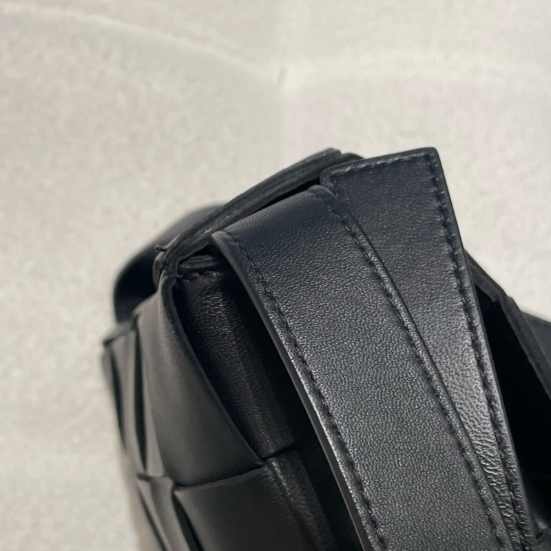 ▪️富貴選物FUGUEI▪️ Bv cassette 黑銀5*3 大編織斜背包-11