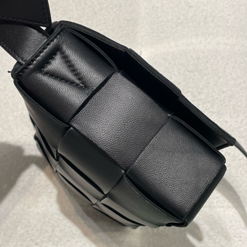 ▪️富貴選物FUGUEI▪️ Bv cassette 黑銀5*3 大編織斜背包-12