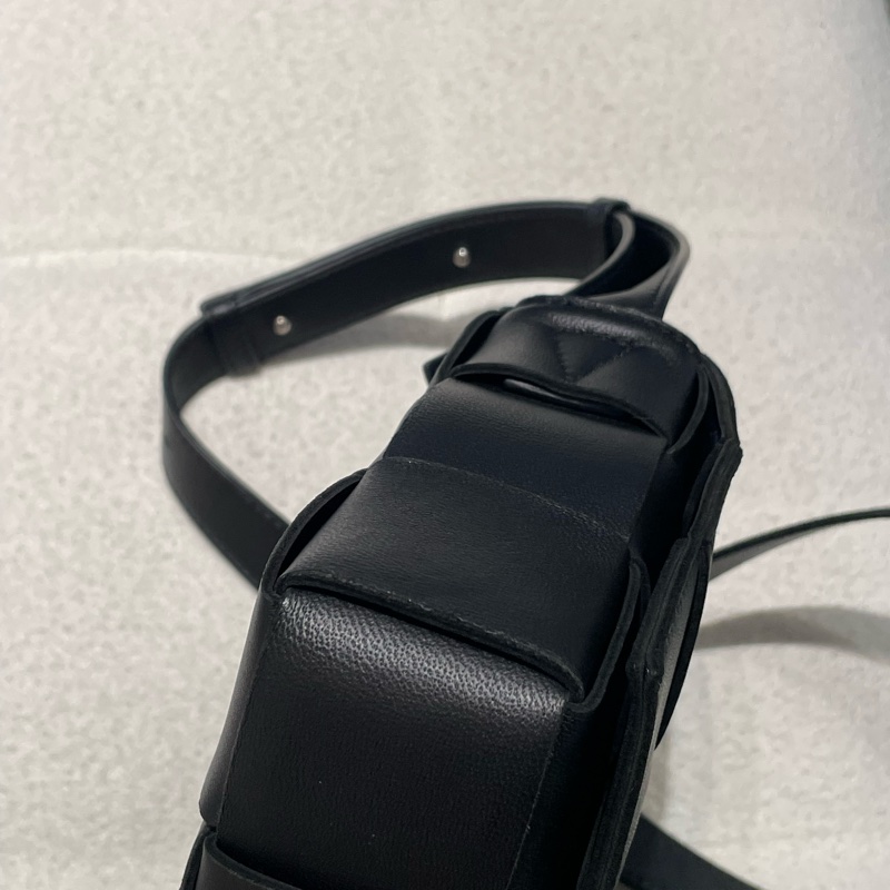 ▪️富貴選物FUGUEI▪️ Bv cassette 黑銀5*3 大編織斜背包-13