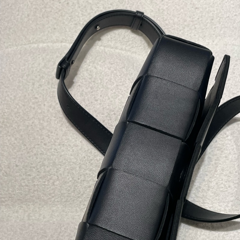 ▪️富貴選物FUGUEI▪️ Bv cassette 黑銀5*3 大編織斜背包-14