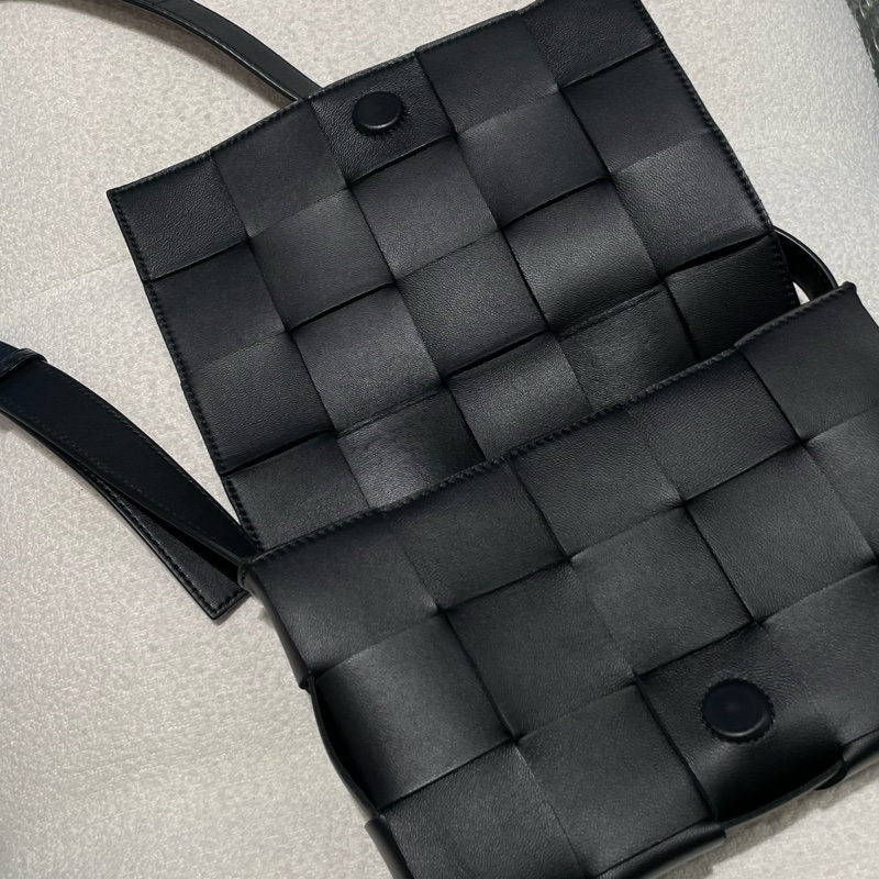 ▪️富貴選物FUGUEI▪️ Bv cassette 黑銀5*3 大編織斜背包-15