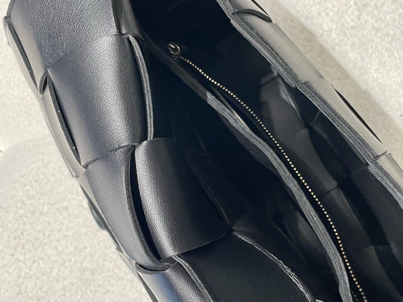 ▪️富貴選物FUGUEI▪️ Bv cassette 黑銀5*3 大編織斜背包-16