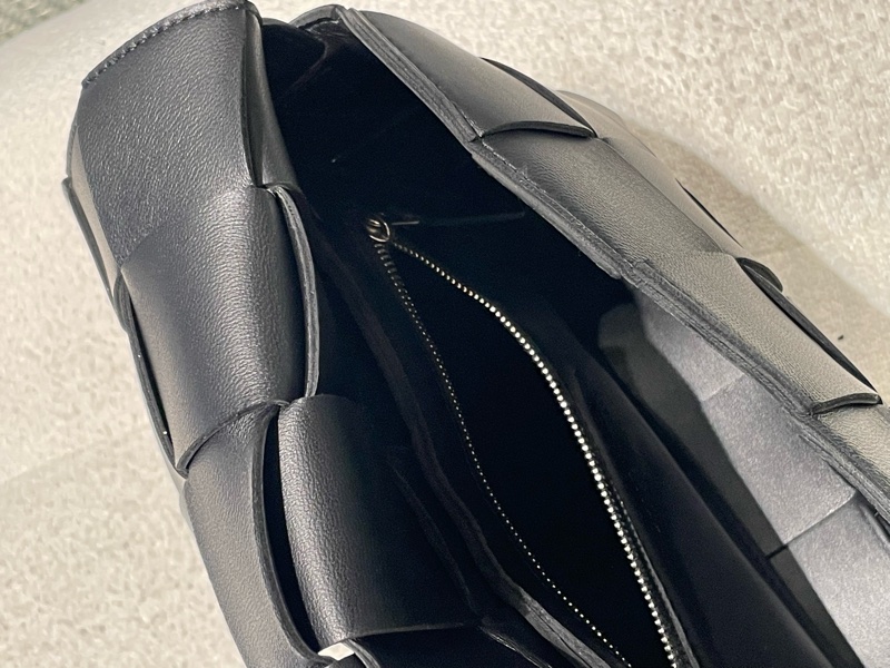 ▪️富貴選物FUGUEI▪️ Bv cassette 黑銀5*3 大編織斜背包-17