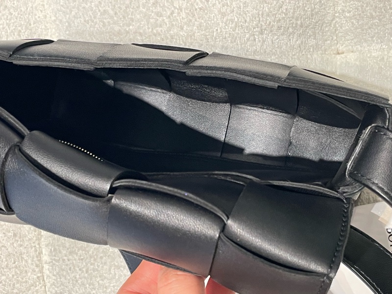 ▪️富貴選物FUGUEI▪️ Bv cassette 黑銀5*3 大編織斜背包-18