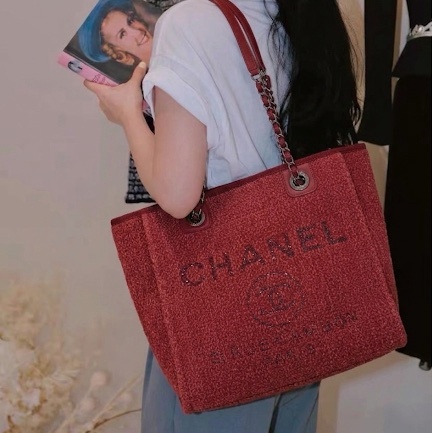 Chanel/香奈兒 灰色/櫻桃紅 銀扣帆布沙灘包小號托特包 尺寸：26*26，28開 超級甜甜價