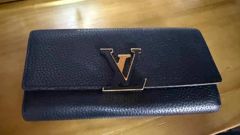 LOUIS VUITTON Capucines Wallet color Black-1