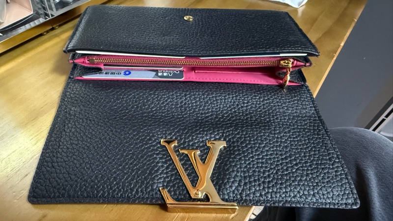 LOUIS VUITTON Capucines Wallet color Black-4