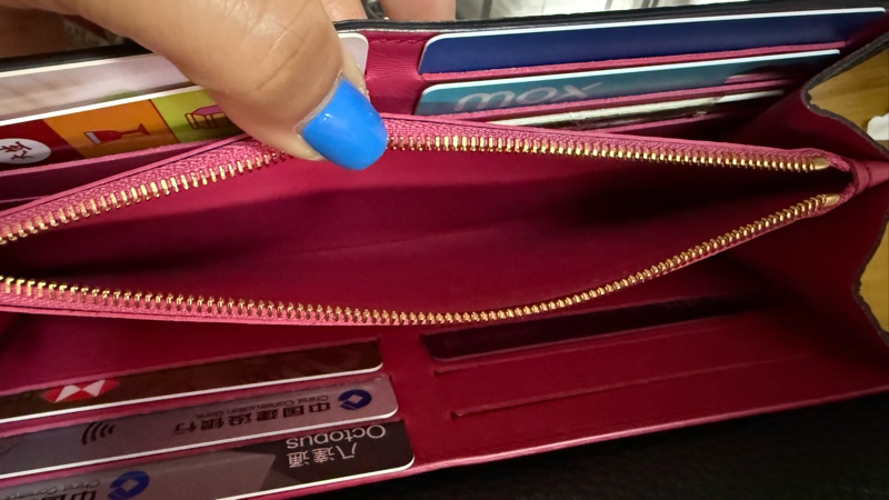 LOUIS VUITTON Capucines Wallet color Black-9