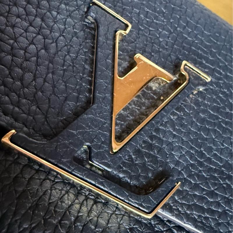 LOUIS VUITTON Capucines Wallet color Black-12