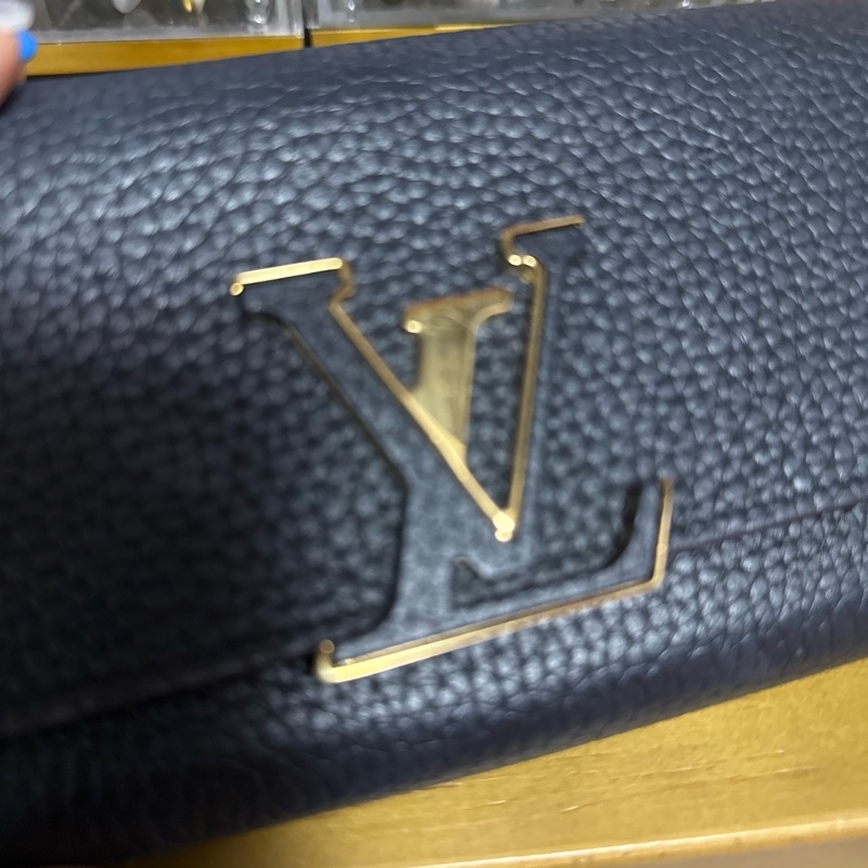 LOUIS VUITTON Capucines Wallet color Black-14