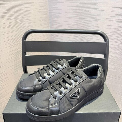 💎Han's house精品服飾💎Prada 小羊皮 拼接防水尼龍鞋 原價36000