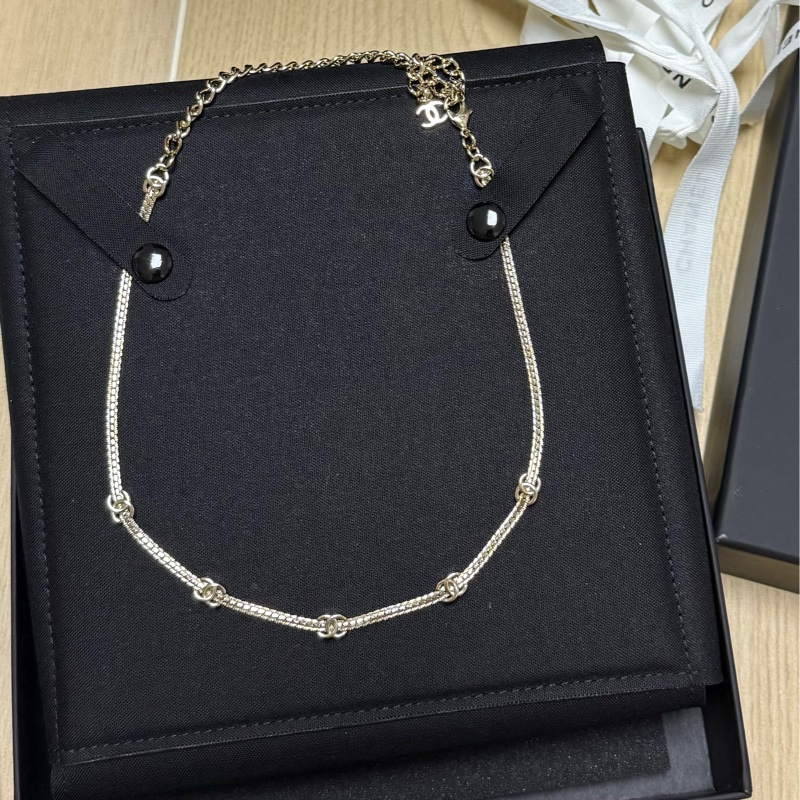 Chanel 5 花銀色頸鏈 全新-1