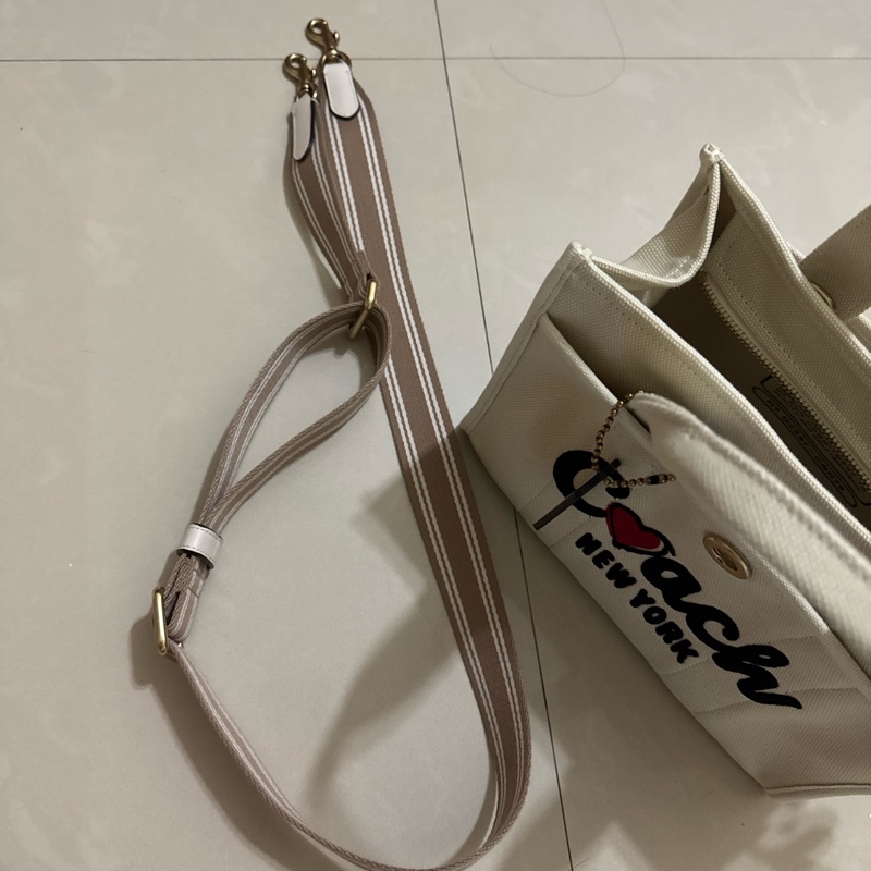 Coach 愛心圖案CARGO托特手袋-10