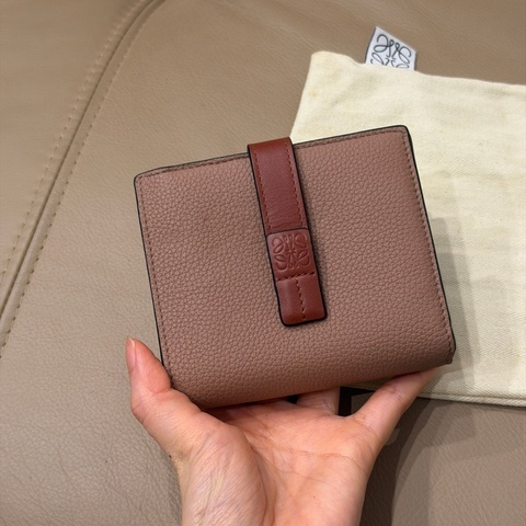 🈶購證❤️ loewe #藕粉色 #荔枝牛皮 #短夾 #錢包