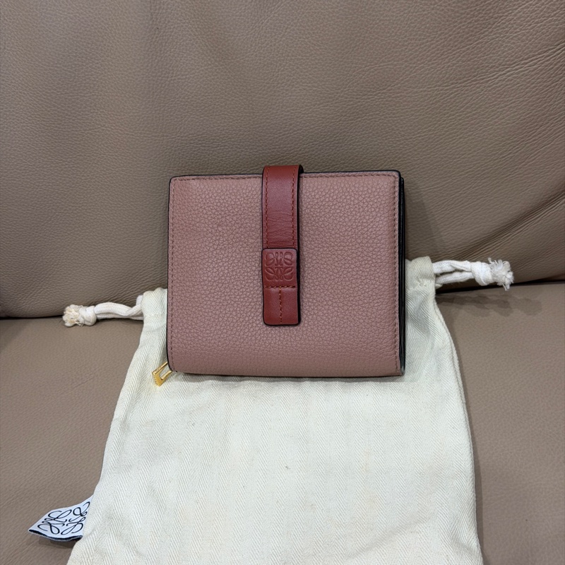 🈶購證❤️ loewe #藕粉色 #荔枝牛皮 #短夾 #錢包-1