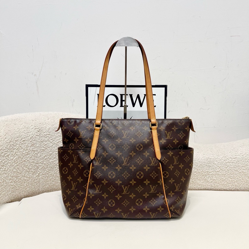 LV/路易威登 老花滿印奶瓶托特包-1