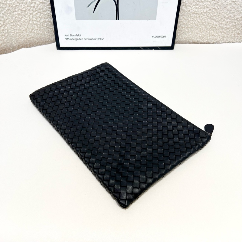 BV/葆蝶家 黑色編織拉鍊手拿包-4