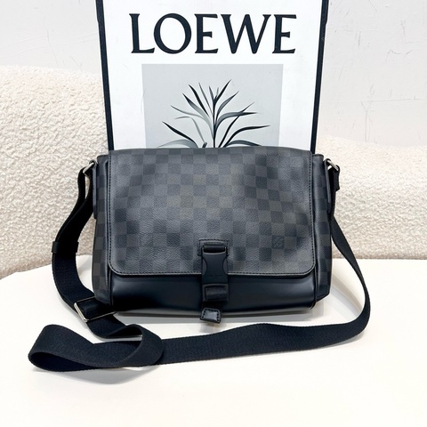 LV/路易威登 黑棋盤格翻蓋郵差包 14年編碼