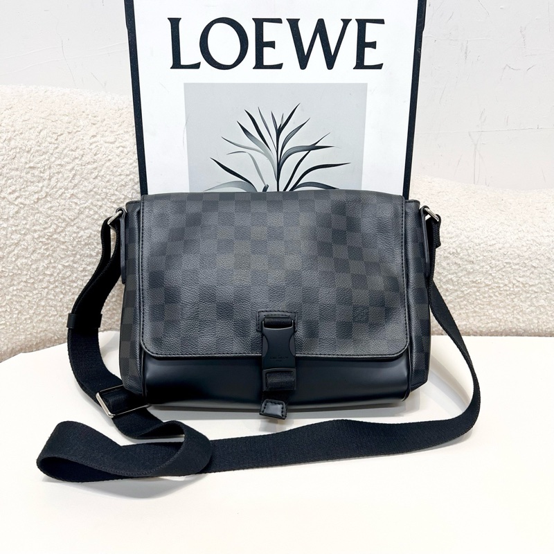 LV/路易威登 黑棋盤格翻蓋郵差包 14年編碼-0