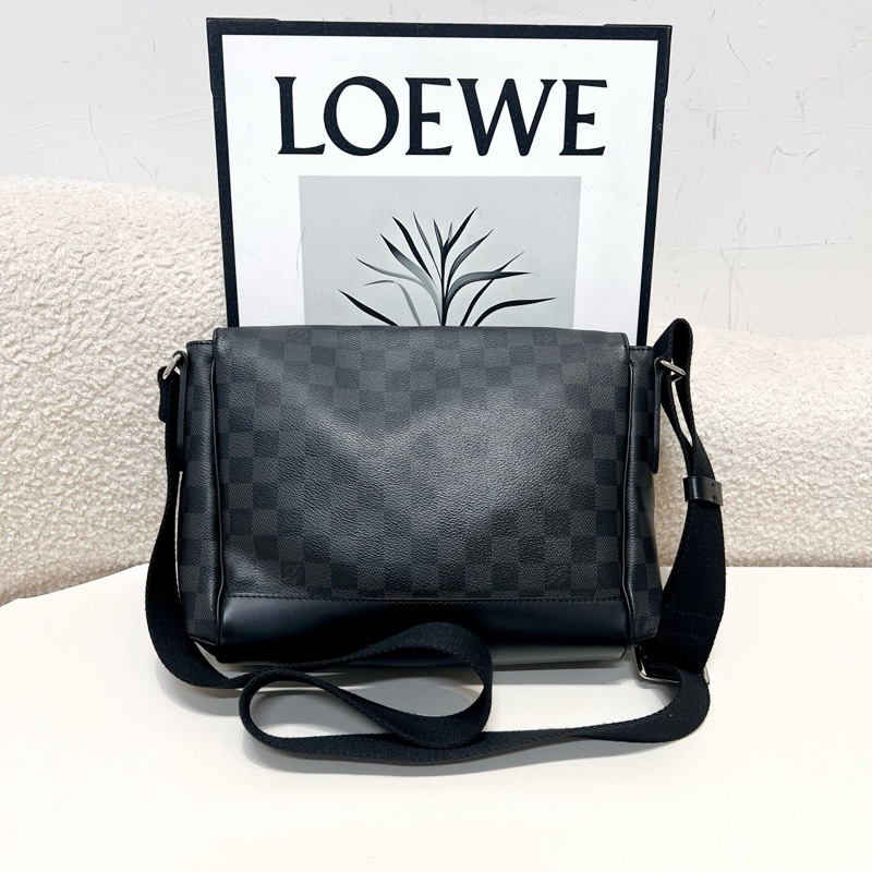 LV/路易威登 黑棋盤格翻蓋郵差包 14年編碼-1