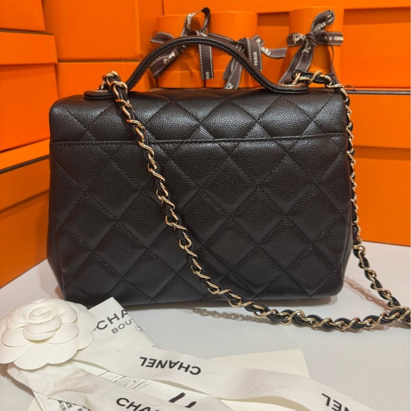CHANEL 22B 荔枝牛皮郵差包(中)🖤台灣購證正本-1