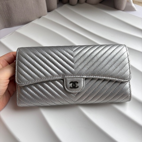 【97新 ✨ 全網最低價！】 Chanel 香奈兒銀色 山形紋錢包 長夾（下單前先詢問庫存❗️❗️）