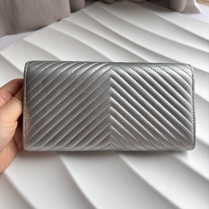 【97新 ✨ 全網最低價!】 Chanel 香奈兒銀色 山形紋錢包 長夾(下單前先詢問庫存❗️❗️)-1
