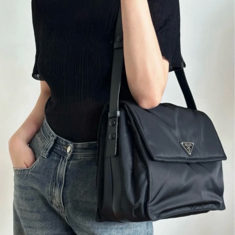 ✨Prada 黑銀郵差包 99新閒置 有保卡 晶片款 專櫃10萬 男女背都超級酷🖤-0