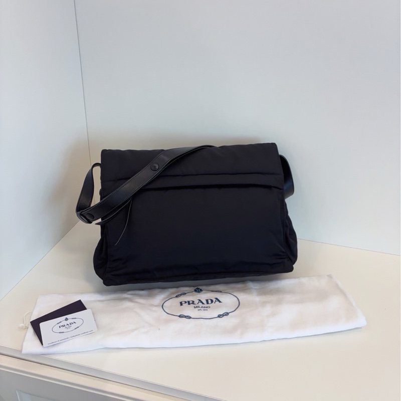 ✨Prada 黑銀郵差包 99新閒置 有保卡 晶片款 專櫃10萬 男女背都超級酷🖤-4